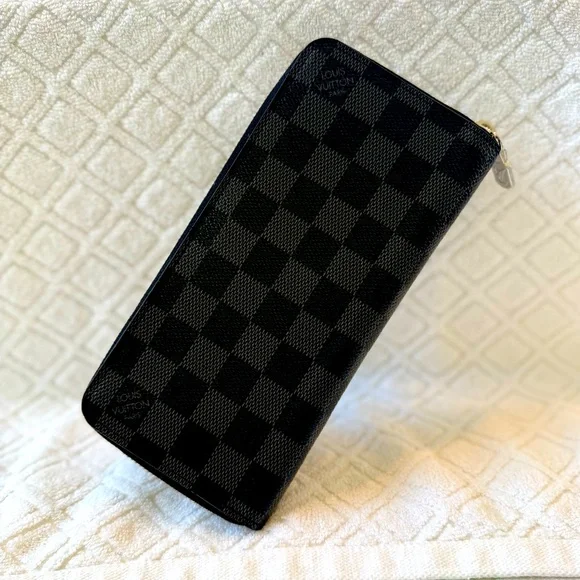 LOUIS VUITTON Damier Graphite Zippy
Organizer Wallet - Picture 2 of 14